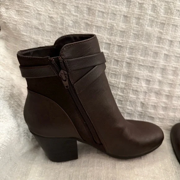 A2 Aerosoles Ankle Boots Invitation Brown Faux Leather Side Zip Heels - Picture 8 of 14